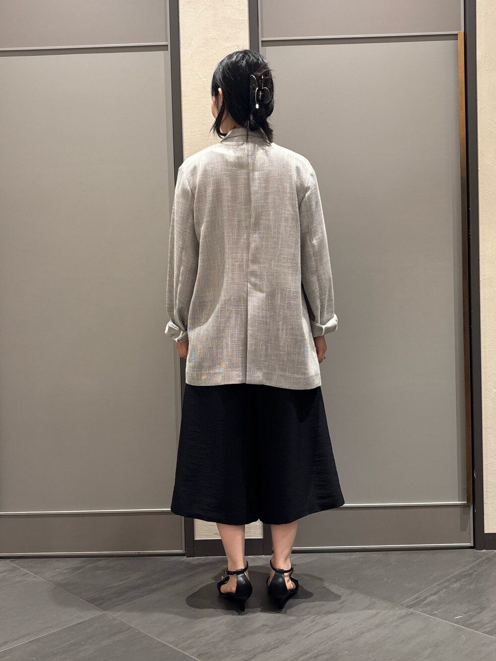 ブラック系のその他パンツ、その他のTシャツ/カットソー、グレー系のテーラードジャケットを着用したレディースの夏コーディネートの3枚目の写真