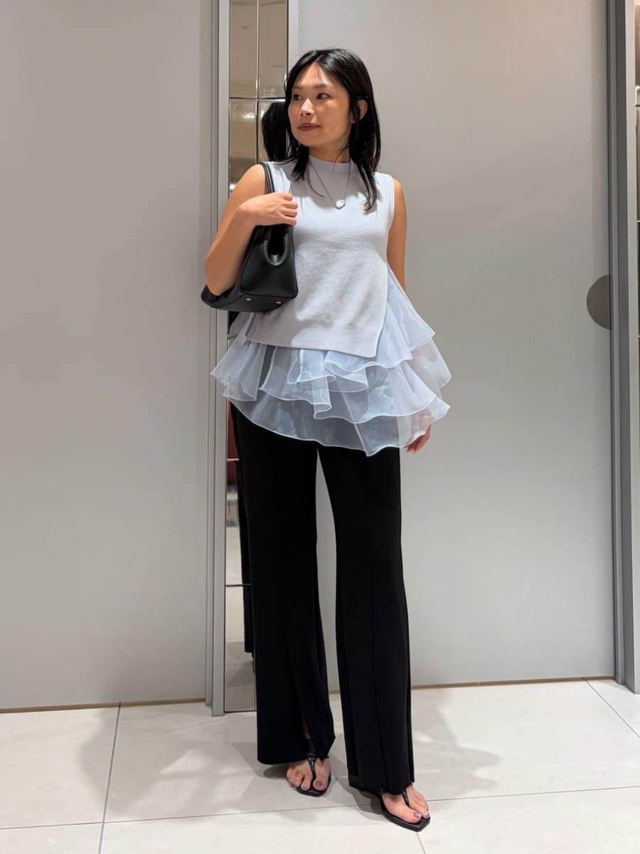 ブラック系のその他パンツ、ブラック系のサンダル、ブラック系のハンドバッグを着用したレディースの夏コーディネートの2枚目の写真