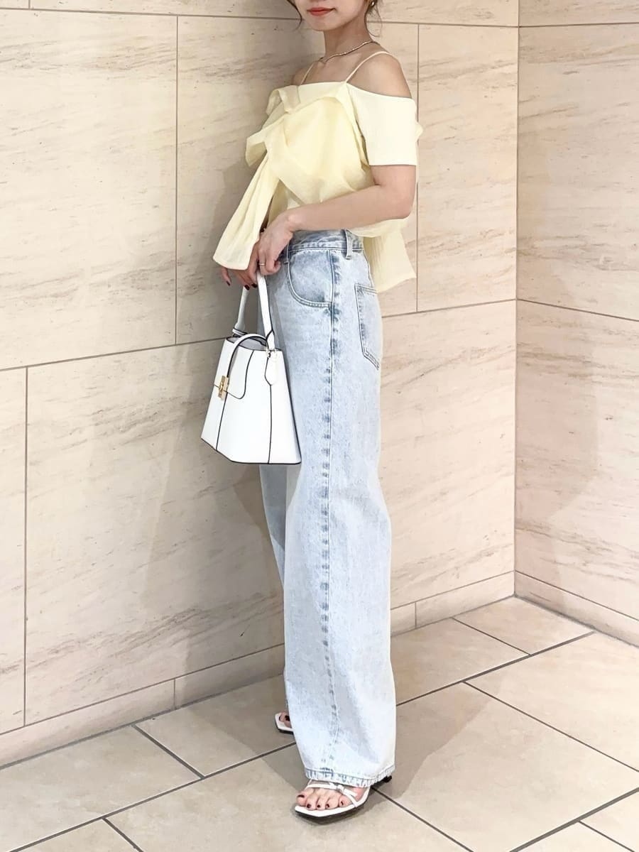 「デートコーデ、サンダル、ストレートパンツ、ワイドパンツ、デニム、パンツ、ブラウス、イエベ、骨格ナチュラル、ハンドバッグ」｜「FRAY I.Dのノットデザインカットコンビトップス（Tシャツ/カットソー、イエロー系）」を使った、FRAY I.Dさん（レディース・159cm）の春コーディネートの5枚目の写真