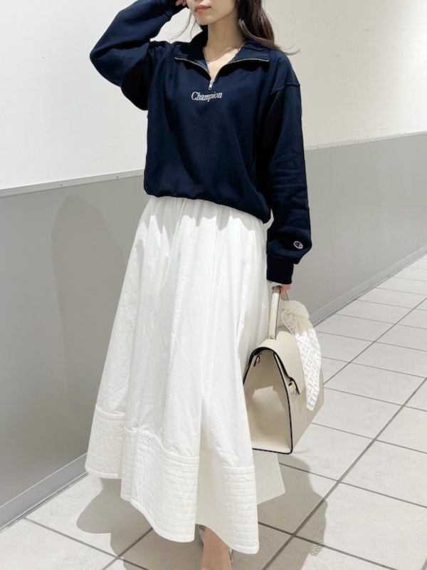 「デートコーデ、ショルダーバッグ、パンプス、フレアスカート、ロングスカート、チャンピオン、スカート、イエベ、骨格ナチュラル、ハンドバッグ」｜「FRAY I.Dの【Champion】リバースウィーブハーフジッププルオーバー（スウェット、ブルー系）」を使った、FRAY I.Dさん（レディース・159cm）の冬コーディネートの3枚目の写真