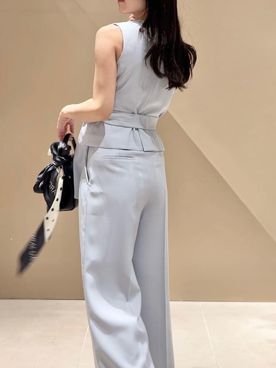 ブラック系のハンドバッグ、ブラック系のサンダル、ブルー系のテーラードジャケットを着用したレディースの春コーディネートの4枚目の写真