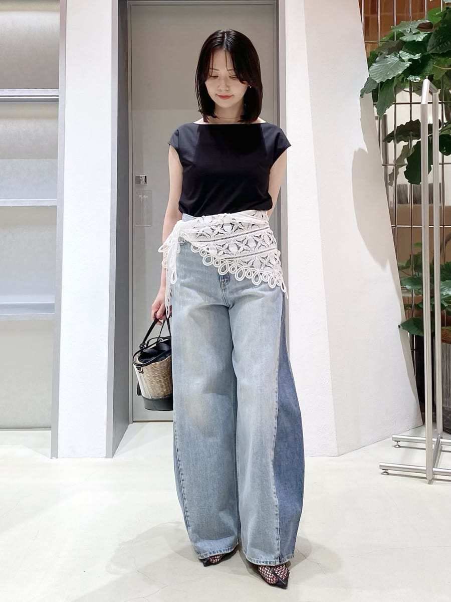 ブラック系のサンダル、ブラック系のTシャツ/カットソー、ブルー系のデニムパンツを着用したレディースの夏コーディネートの6枚目の写真