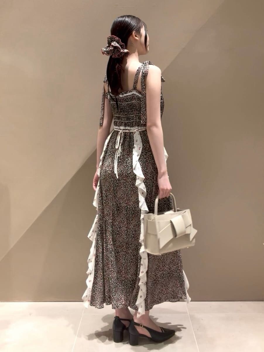 ブラック系のカーディガン/ボレロ、ブラック系のドレス、ブラック系のその他ヘアアクセサリーを着用したレディースの春コーディネートの9枚目の写真