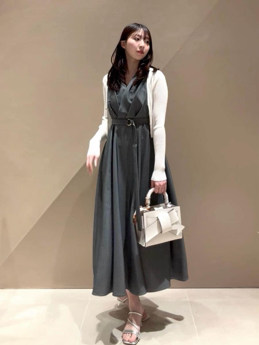 グレー系のワンピース、ホワイト系のカーディガン/ボレロ、シルバー系のサンダルを着用したレディースの春コーディネートの8枚目の写真