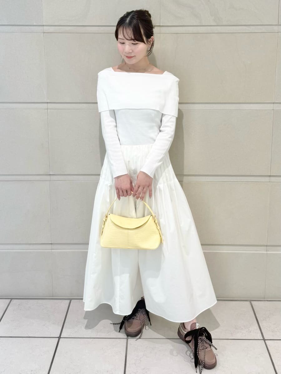 イエロー系のハンドバッグを着用したレディースの冬コーディネートの5枚目の写真