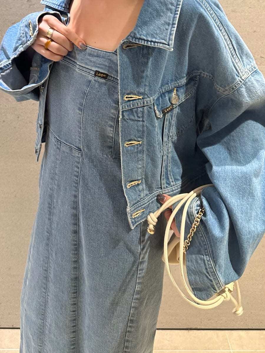 ブルー系のデニムジャケット、ブルー系のワンピースを着用したレディースの冬コーディネートの5枚目の写真