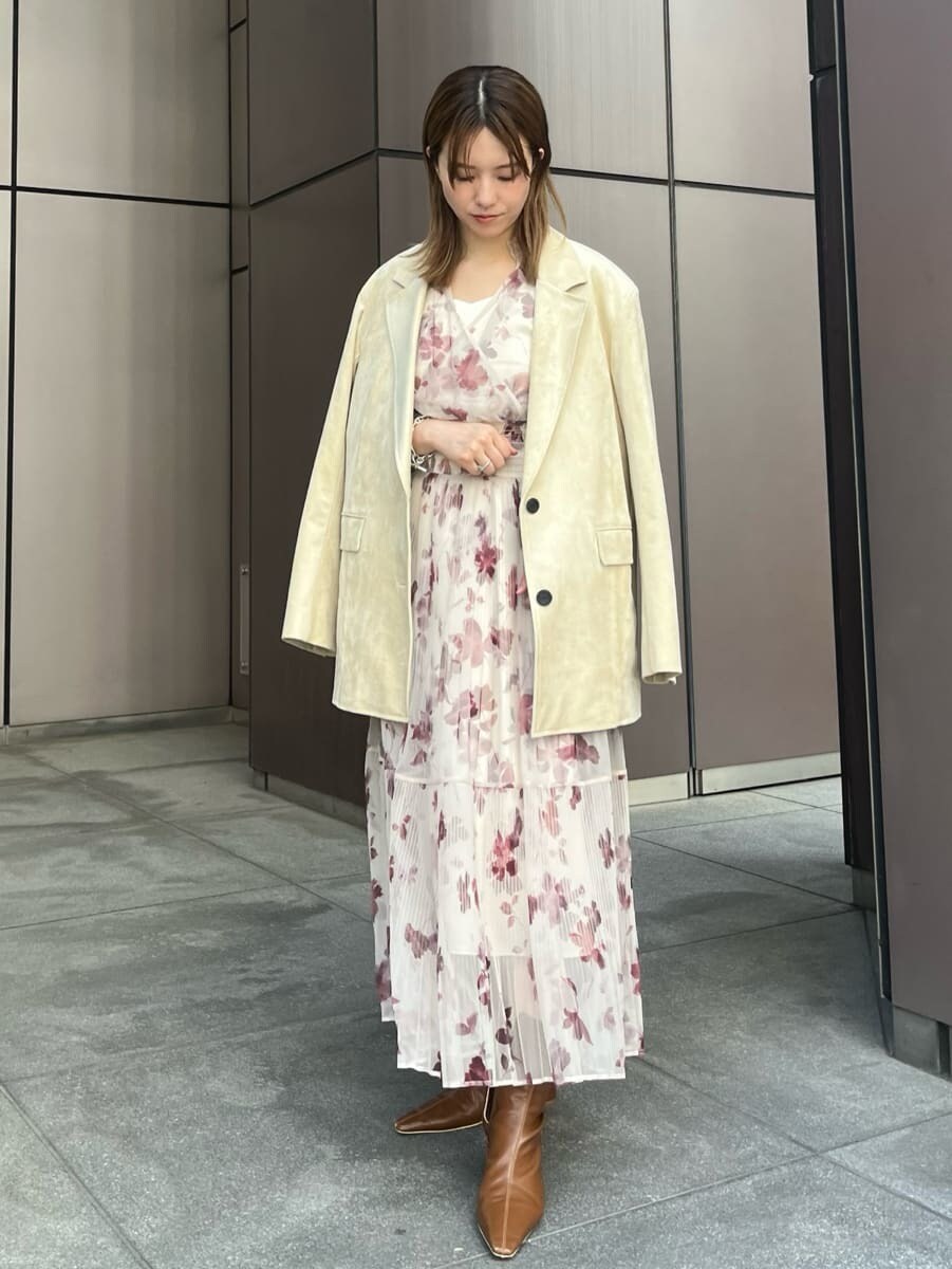 ベージュ系のワンピース、ベージュ系のテーラードジャケットを着用したレディースの夏コーディネートの2枚目の写真