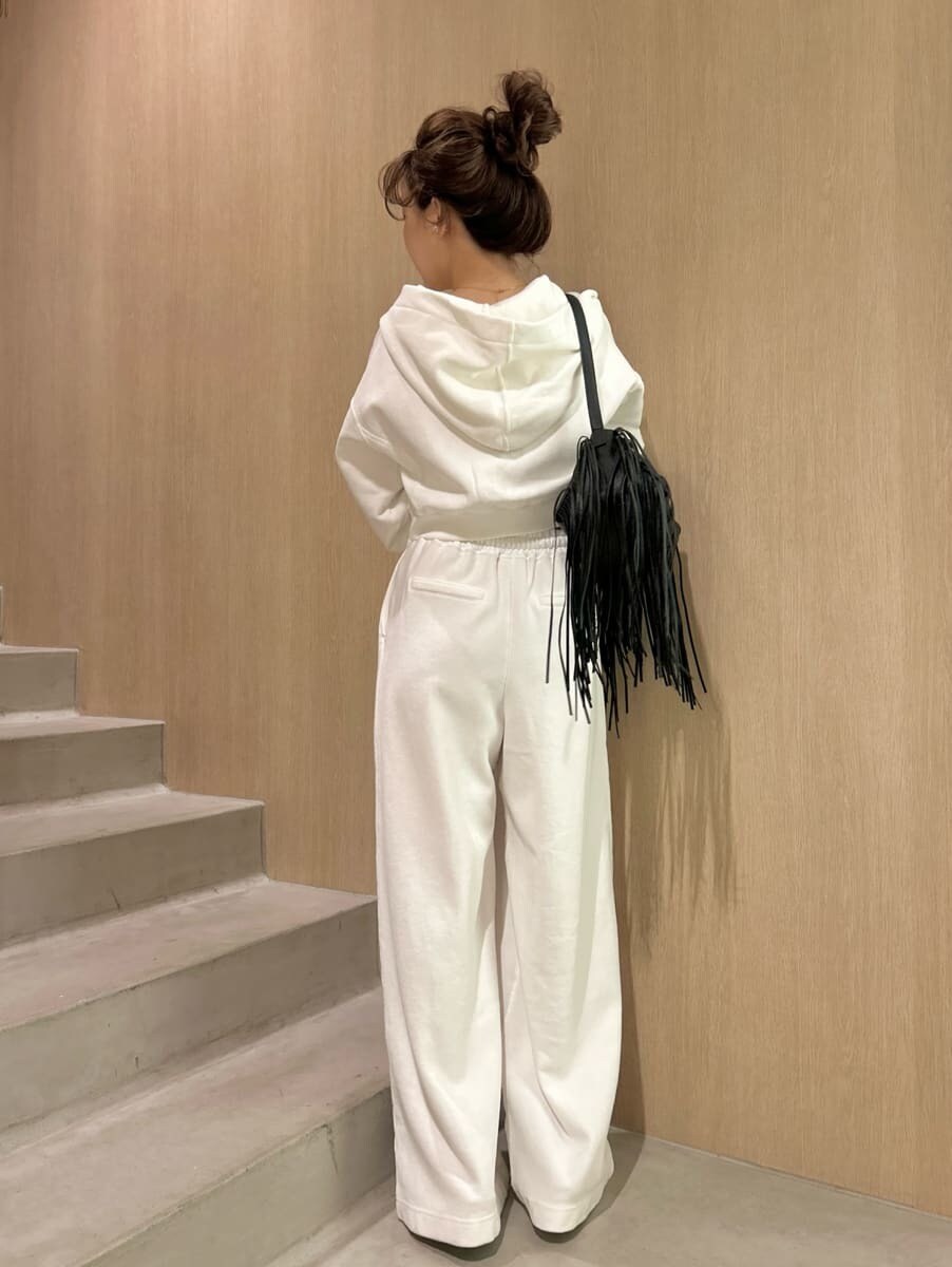 ホワイト系のスウェット、ホワイト系のその他パンツ、ブラック系のハンドバッグを着用したレディースの冬コーディネートの7枚目の写真