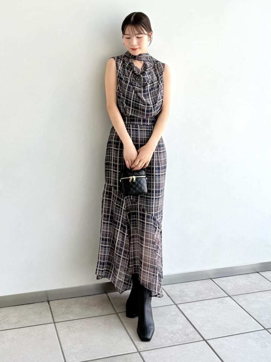 ブルー系のシャツ/ブラウス、ブルー系のスカート、ブラック系のブーツを着用したレディースの秋コーディネートの8枚目の写真