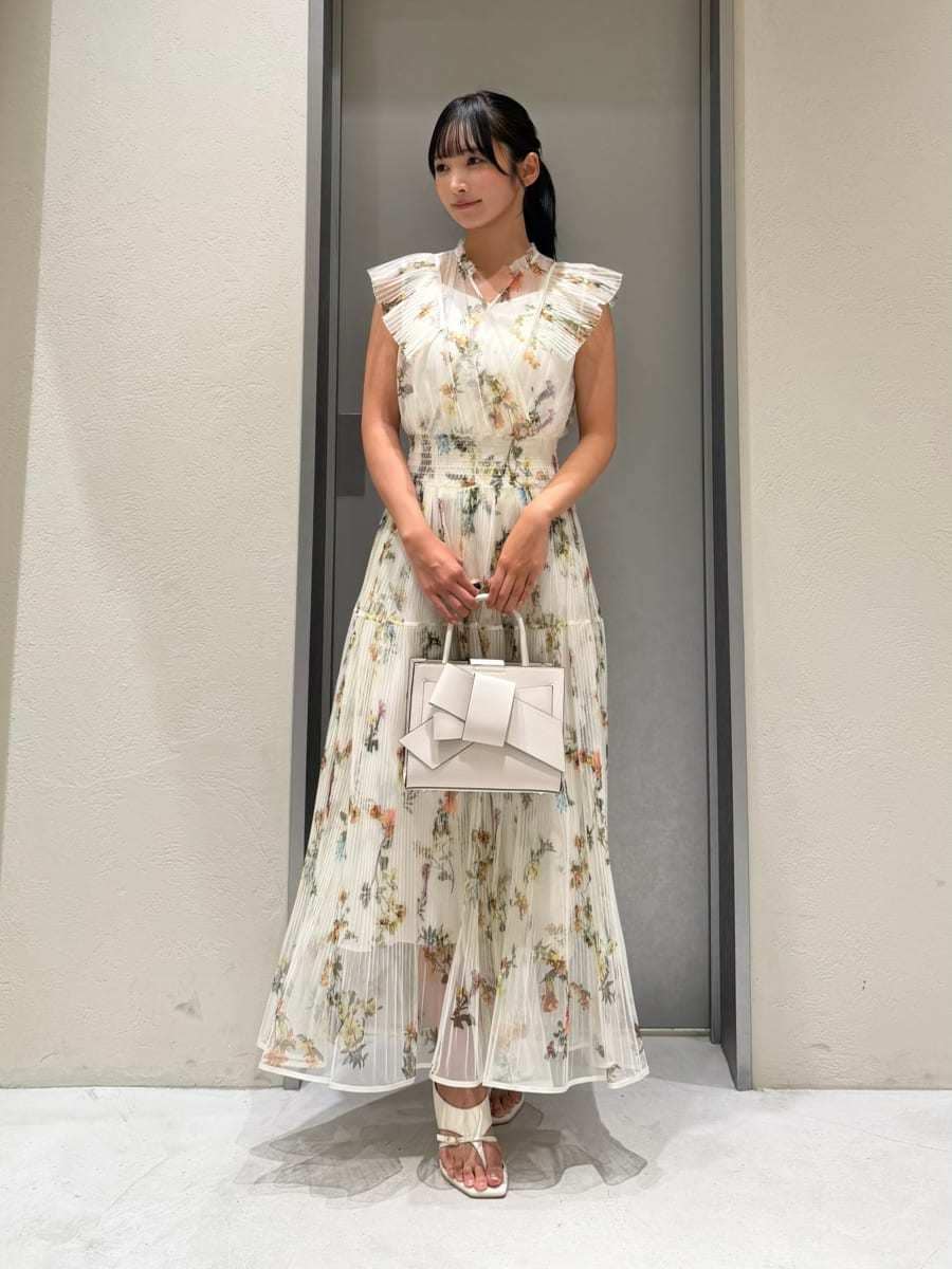 ホワイト系のサンダル、ホワイト系のワンピースを着用したレディースの夏コーディネートの2枚目の写真