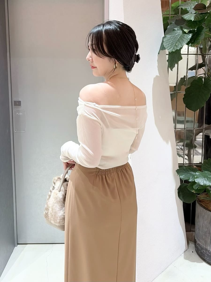 その他のショルダーバッグ、イエロー系のスカート、ホワイト系のTシャツ/カットソーを着用したレディースの夏コーディネートの6枚目の写真