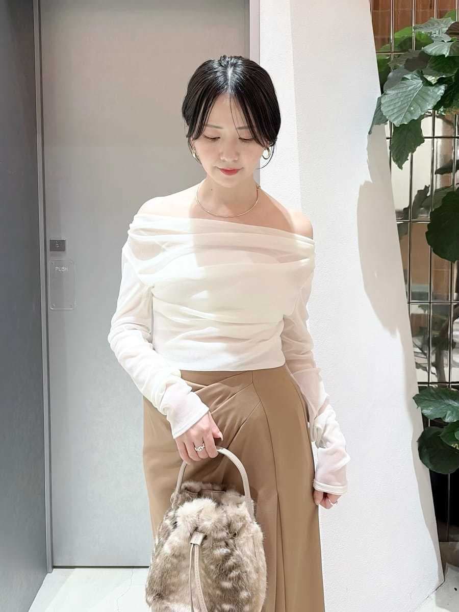その他のショルダーバッグ、イエロー系のスカート、ホワイト系のTシャツ/カットソーを着用したレディースの夏コーディネートの5枚目の写真