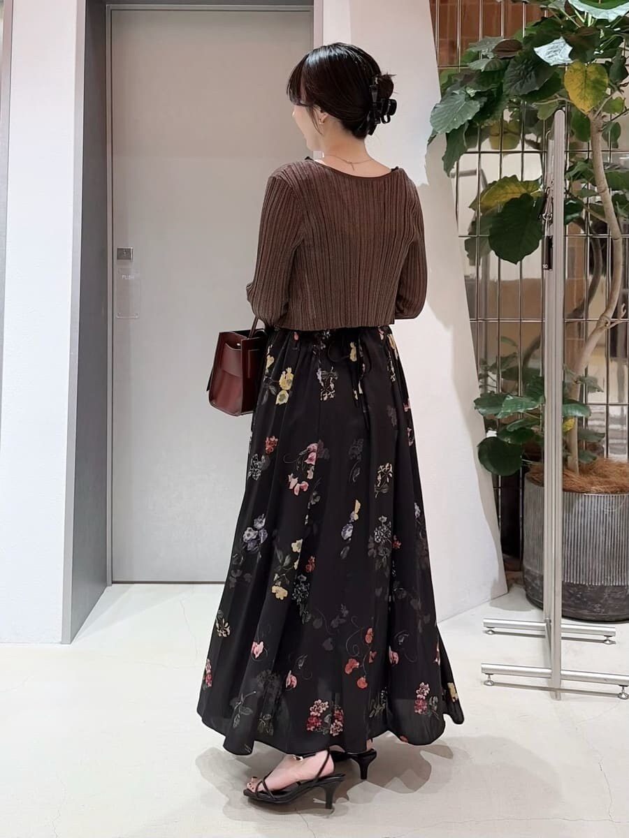 ブラック系のワンピース、ブラウン系のカーディガン/ボレロ、ブラック系のその他ヘアアクセサリーを着用したレディースの夏コーディネートの3枚目の写真