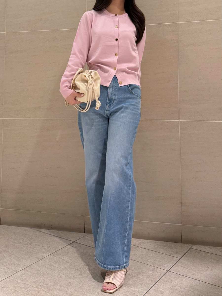 ブルー系のデニムパンツを着用したレディースの冬コーディネートの3枚目の写真