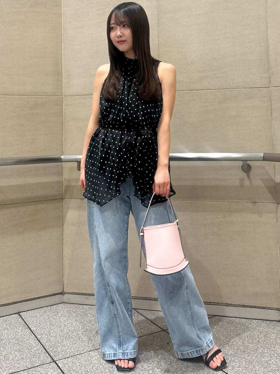 ブラック系のシャツ/ブラウス、ピンク系のハンドバッグ、ブラック系のサンダルを着用したレディースの春コーディネートの4枚目の写真