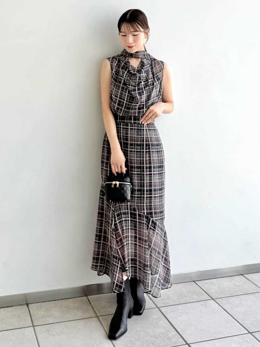 ブルー系のシャツ/ブラウス、ブルー系のスカート、ブラック系のブーツを着用したレディースの秋コーディネートの7枚目の写真