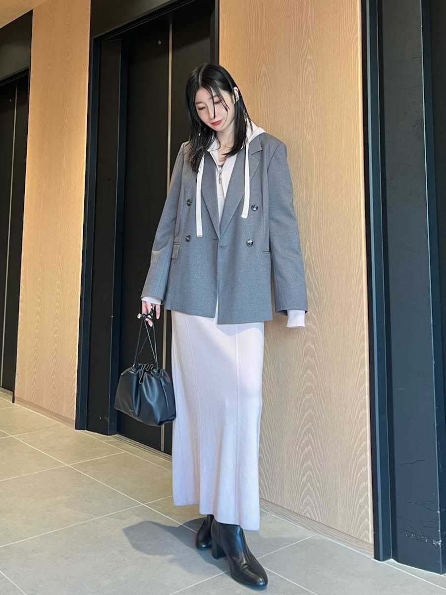 ブラック系のブーツ、グレー系のテーラードジャケットを着用したレディースの冬コーディネートの4枚目の写真
