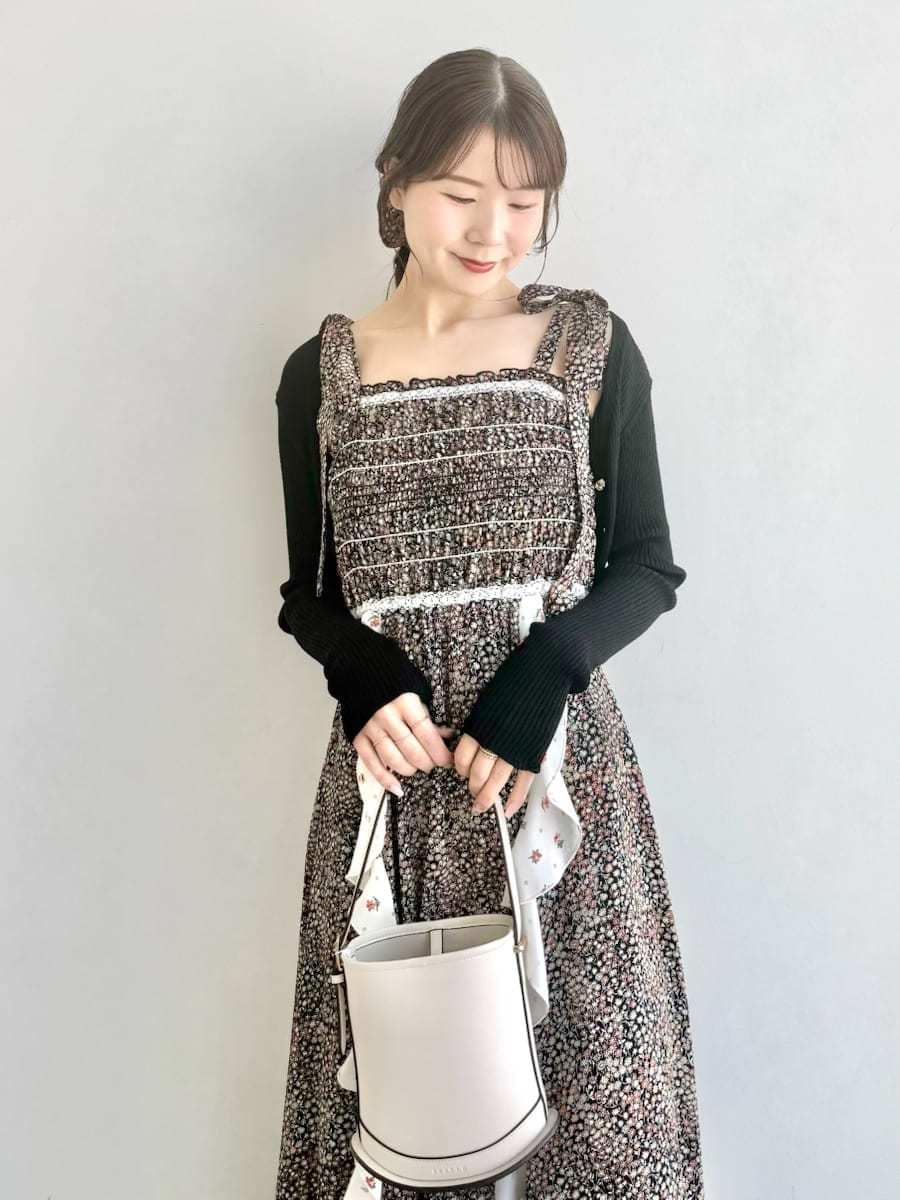 ブラック系のパンプス、ブラック系のカーディガン/ボレロ、ホワイト系のハンドバッグを着用したレディースの春コーディネートの8枚目の写真