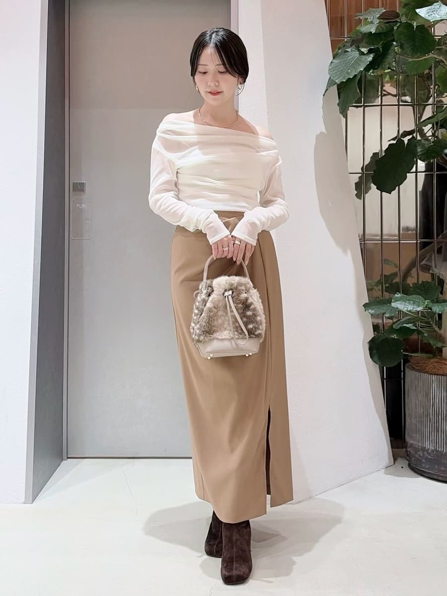 その他のショルダーバッグ、イエロー系のスカート、ホワイト系のTシャツ/カットソーを着用したレディースの夏コーディネートの4枚目の写真