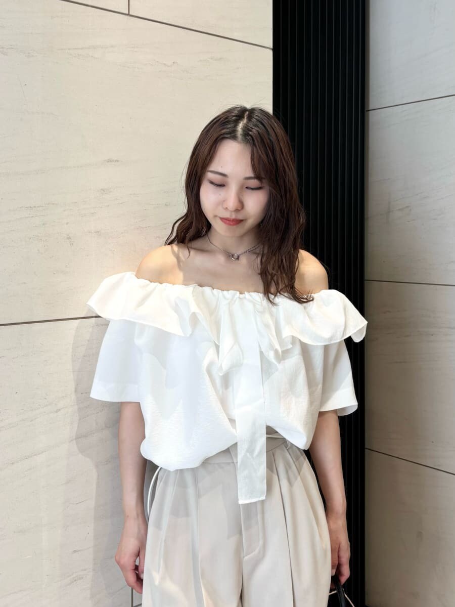 「デートコーデ、ショルダーバッグ、パンプス、ストレートパンツ、ワイドパンツ、パンツ、ブラウス、イエベ、骨格ナチュラル、ハンドバッグ」｜「FRAY I.Dのタックボリュームブラウス（シャツ/ブラウス、ホワイト系）」を使った、FRAY I.Dさん（レディース・159cm）の春コーディネートの5枚目の写真