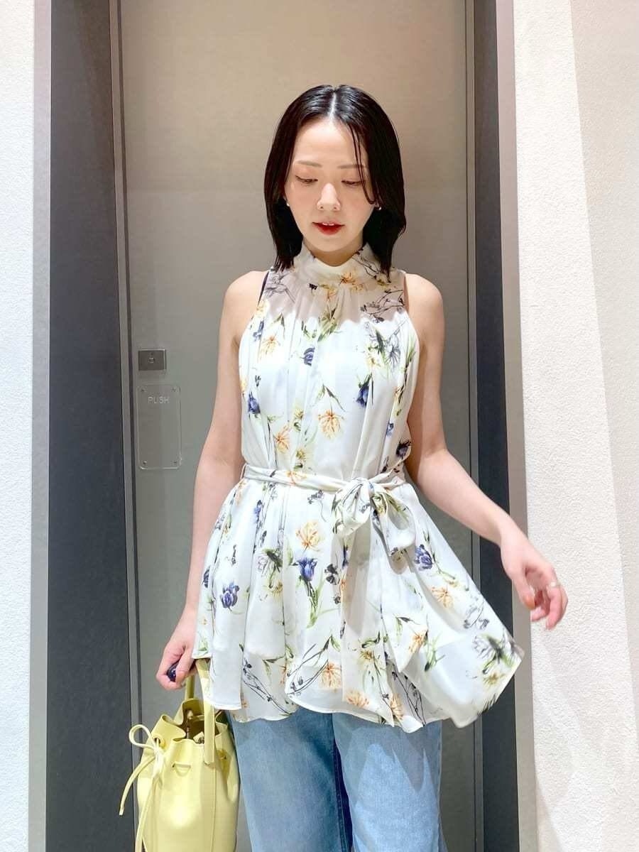 ブルー系のデニムパンツ、イエロー系のハンドバッグ、その他のシャツ/ブラウスを着用したレディースの春コーディネートの7枚目の写真