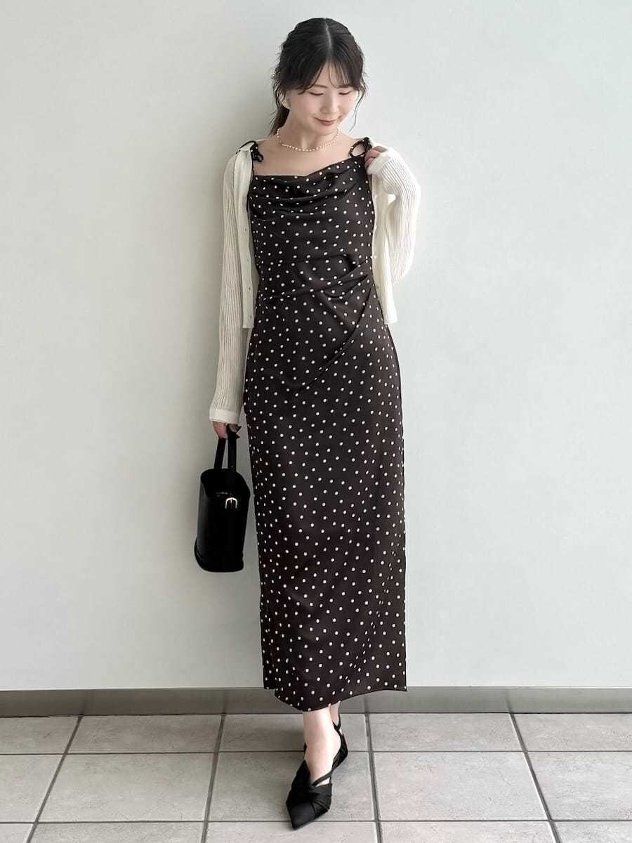 ブラック系のパンプス、ブラウン系のワンピースを着用したレディースの冬コーディネートの2枚目の写真