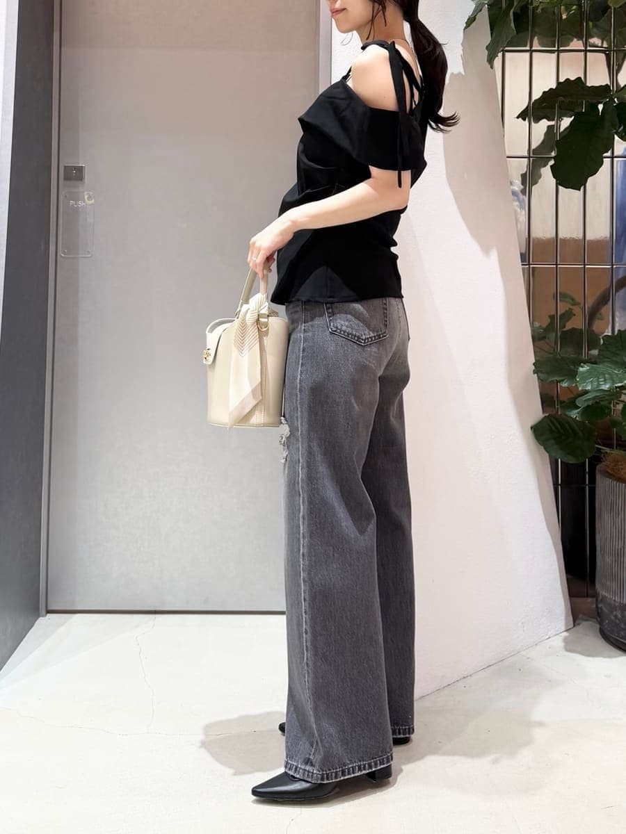 ブラック系のデニムパンツ、ブラック系のシャツ/ブラウス、シルバー系のネックレスを着用したレディースの夏コーディネートの6枚目の写真