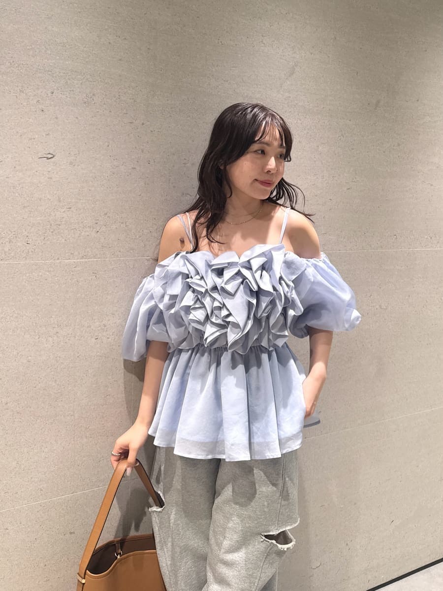 ブルー系のシャツ/ブラウス、シルバー系のサンダルを着用したレディースの冬コーディネートの6枚目の写真