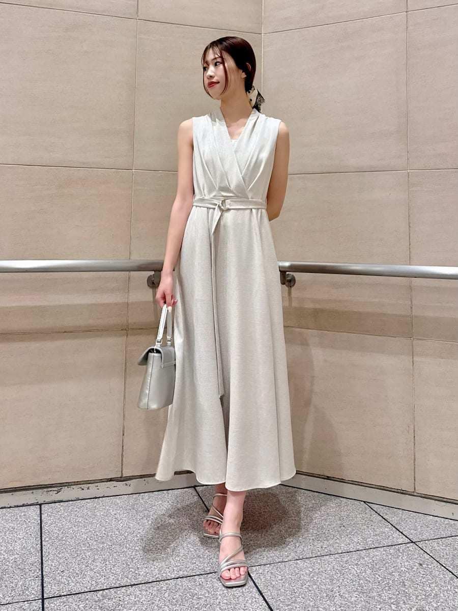 ベージュ系のワンピース、シルバー系のサンダル、その他のシュシュを着用したレディースの春コーディネートの4枚目の写真