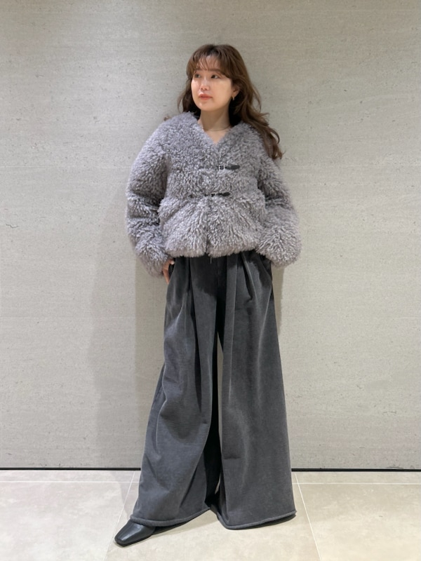 「デートコーデ、ブーツ、低身長、ワイドパンツ、ニット、アウター、イエベ、イエベ秋、骨格ストレート」｜「FRAY I.Dのバックルショートファージャケット（ブルゾン、グレー系）」を使った、FRAY I.Dさん（レディース・150cm）の冬コーディネートの7枚目の写真