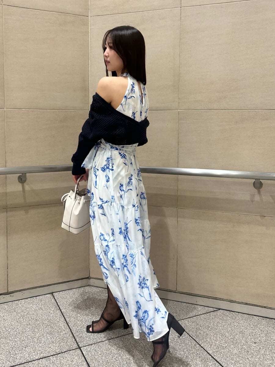 ホワイト系のハンドバッグ、ブルー系のワンピース、ブルー系のカーディガン/ボレロを着用したレディースの冬コーディネートの2枚目の写真