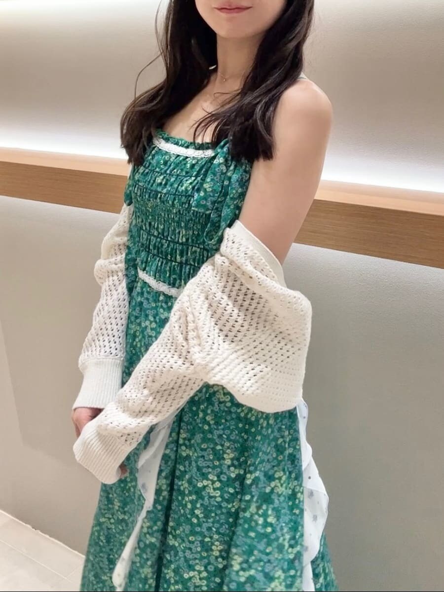 ホワイト系のカーディガン/ボレロ、シルバー系のサンダル、グリーン系のドレスを着用したレディースの春コーディネートの6枚目の写真
