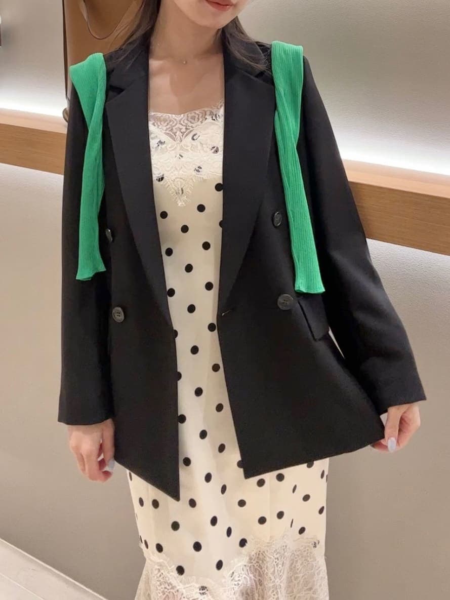 ブラック系のパンプス、ホワイト系のワンピース、グリーン系のカーディガン/ボレロを着用したレディースの春コーディネートの7枚目の写真