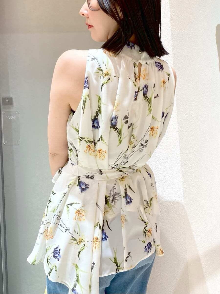 ブルー系のデニムパンツ、イエロー系のハンドバッグ、その他のシャツ/ブラウスを着用したレディースの春コーディネートの8枚目の写真