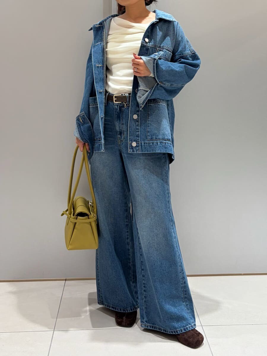 ホワイト系のTシャツ/カットソー、ブルー系のデニムジャケット、ブルー系のデニムパンツを着用したレディースの夏コーディネートの3枚目の写真