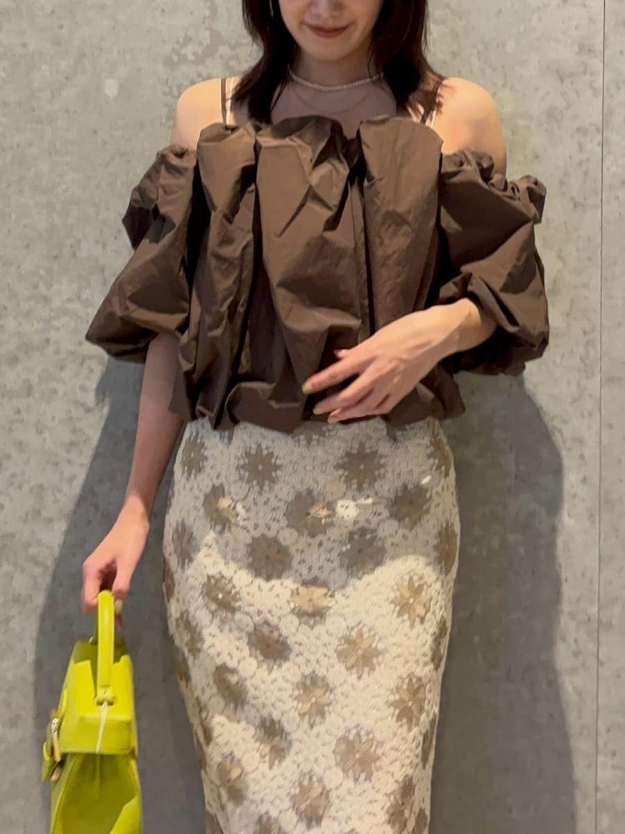 グリーン系のハンドバッグ、ブラウン系のシャツ/ブラウス、ブラウン系のサンダルを着用したレディースの春コーディネートの6枚目の写真