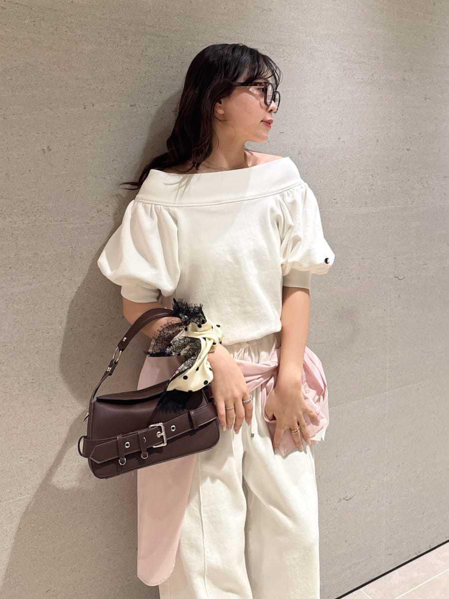 ホワイト系のスウェット、ホワイト系のその他パンツ、シルバー系のサンダルを着用したレディースの冬コーディネートの10枚目の写真