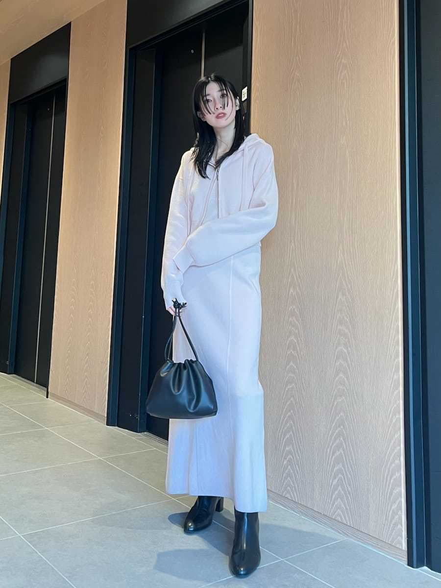 ブラック系のブーツ、グレー系のテーラードジャケットを着用したレディースの冬コーディネートの7枚目の写真