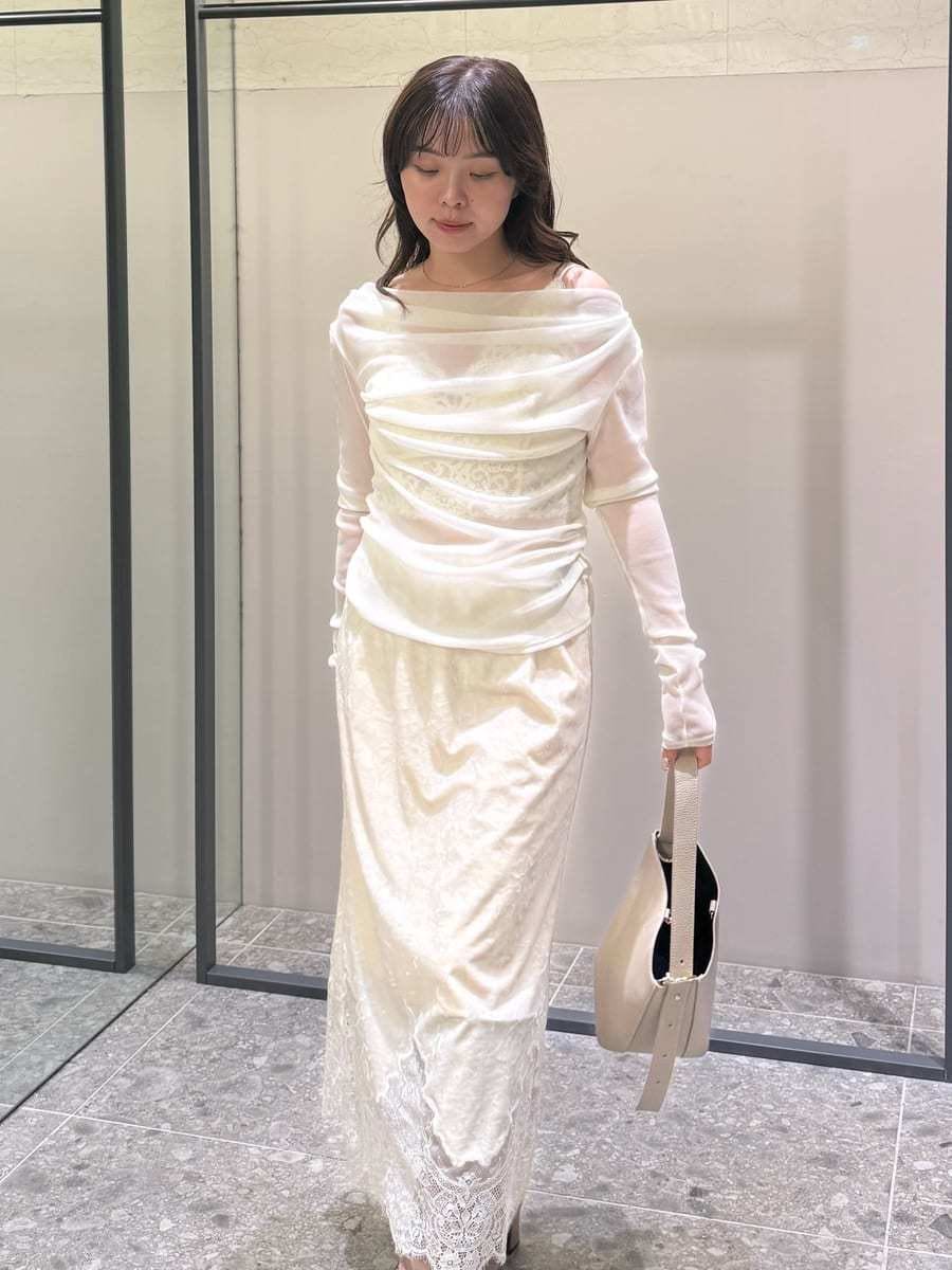 ブラウン系のその他アウター、ホワイト系のスカート、ホワイト系のTシャツ/カットソーを着用したレディースの秋コーディネートの9枚目の写真