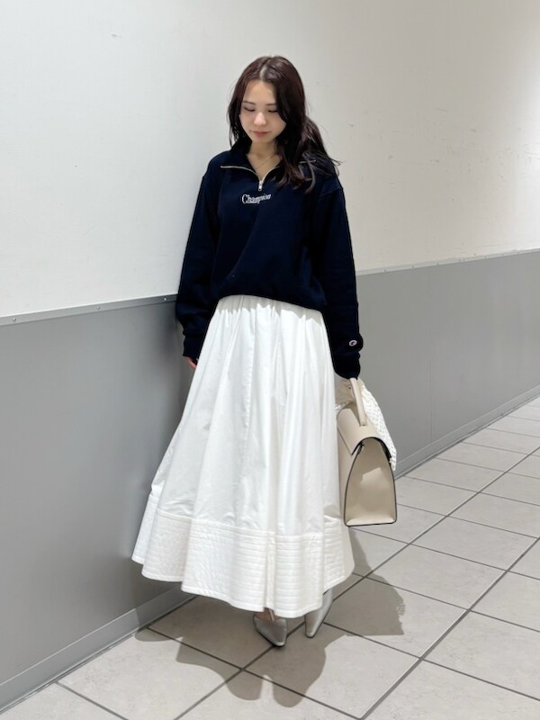 「デートコーデ、ショルダーバッグ、パンプス、フレアスカート、ロングスカート、チャンピオン、スカート、イエベ、骨格ナチュラル、ハンドバッグ」｜「FRAY I.Dの【Champion】リバースウィーブハーフジッププルオーバー（スウェット、ブルー系）」を使った、FRAY I.Dさん（レディース・159cm）の冬コーディネートの6枚目の写真