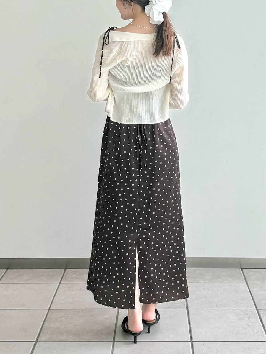 ブラック系のパンプス、ブラウン系のワンピースを着用したレディースの冬コーディネートの4枚目の写真