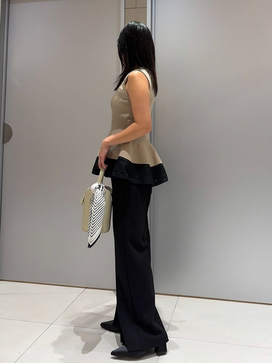 ブラック系のその他パンツ、ベージュ系のニット/セーター、ブラック系のサンダルを着用したレディースの夏コーディネートの4枚目の写真