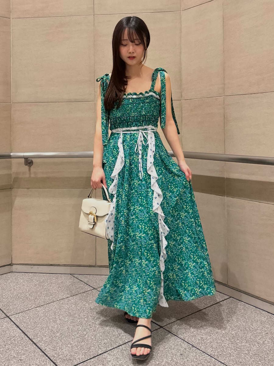 ホワイト系のカーディガン/ボレロ、ベージュ系のハンドバッグ、ブラック系のサンダルを着用したレディースの春コーディネートの4枚目の写真