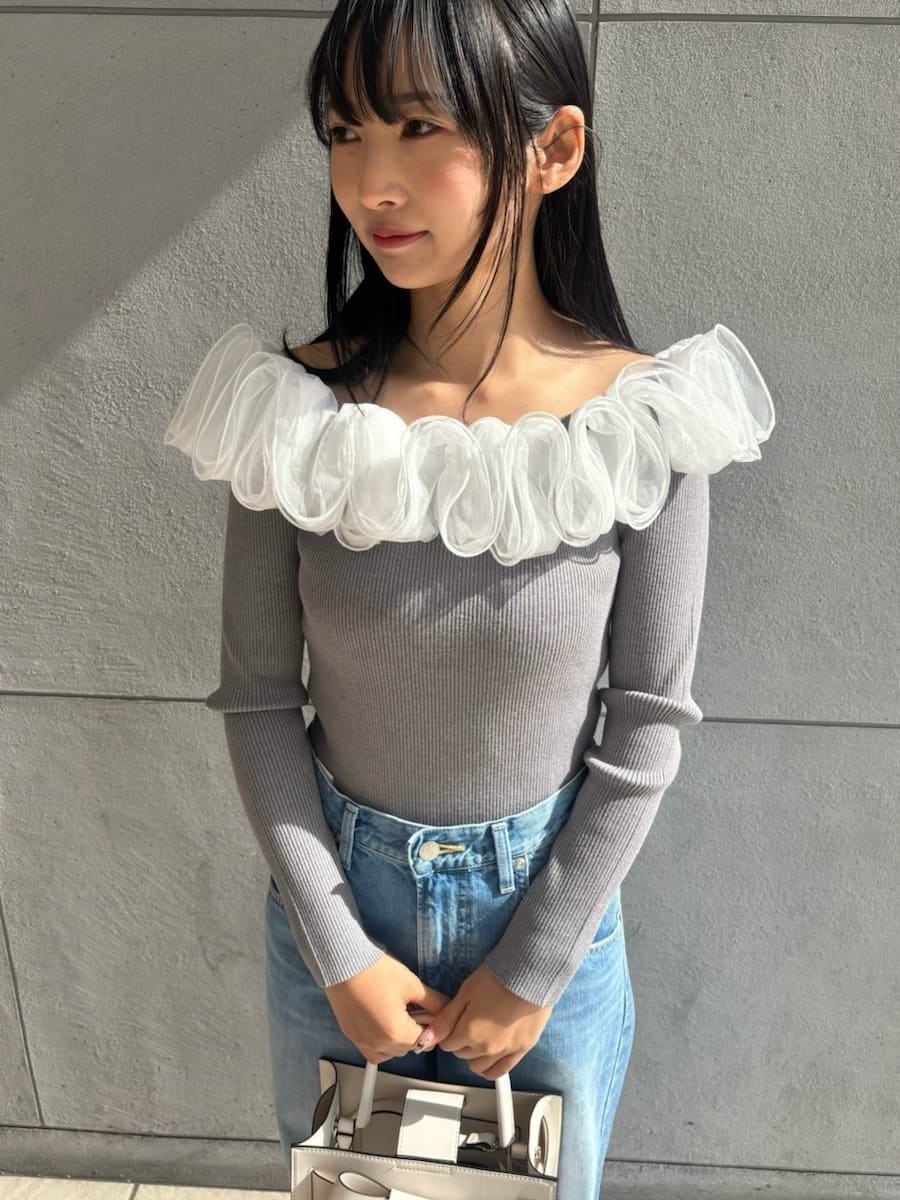 ブルー系のデニムパンツ、ベージュ系のトレンチコート、グレー系のニット/セーターを着用したレディースの冬コーディネートの5枚目の写真