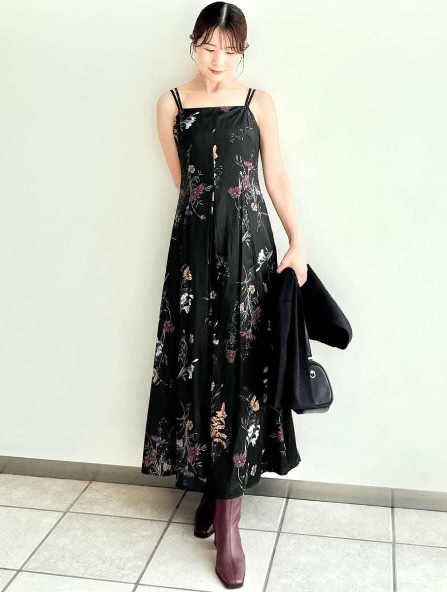 「デートコーデ、高身長、低身長、ショルダーバッグ、フレアスカート、ロングスカート、マキシワンピース、ジャケット、パーティ、二次会、サテン、ウォッシャブル、花柄、ワンピース、ハイウエスト」｜「FRAY I.Dの【00サイズ】ボタニカルプリントキャミソールワンピース／ウォッシャブル（ワンピース、ブラック系）」を使った、FRAY I.Dさん（レディース・158cm）の夏コーディネートの3枚目の写真