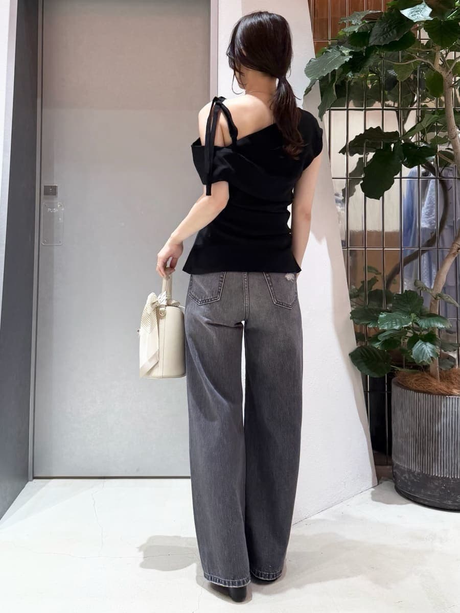 ブラック系のデニムパンツ、ブラック系のシャツ/ブラウス、シルバー系のネックレスを着用したレディースの夏コーディネートの7枚目の写真
