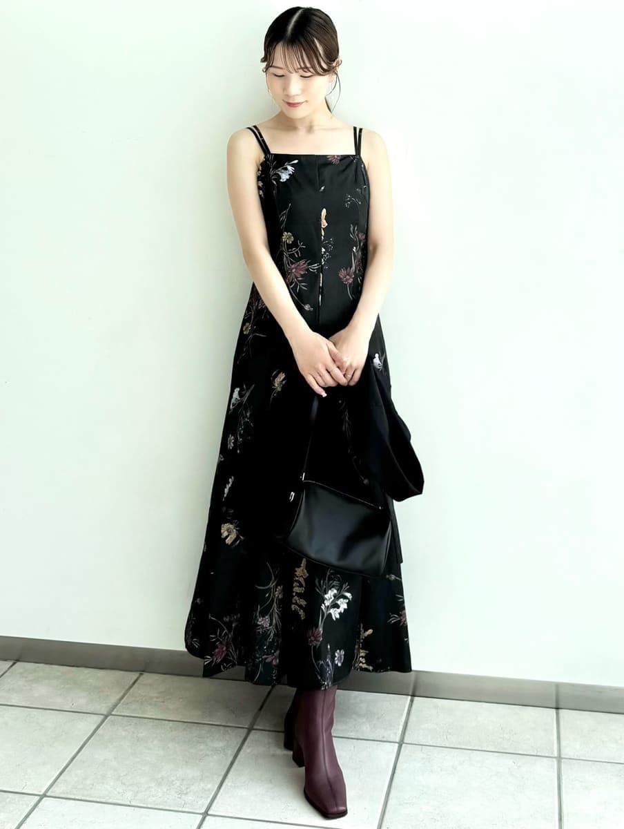 「デートコーデ、高身長、低身長、ショルダーバッグ、フレアスカート、ロングスカート、マキシワンピース、ジャケット、パーティ、二次会、サテン、ウォッシャブル、花柄、ワンピース、ハイウエスト」｜「FRAY I.Dの【00サイズ】ボタニカルプリントキャミソールワンピース／ウォッシャブル（ワンピース、ブラック系）」を使った、FRAY I.Dさん（レディース・158cm）の夏コーディネートの2枚目の写真