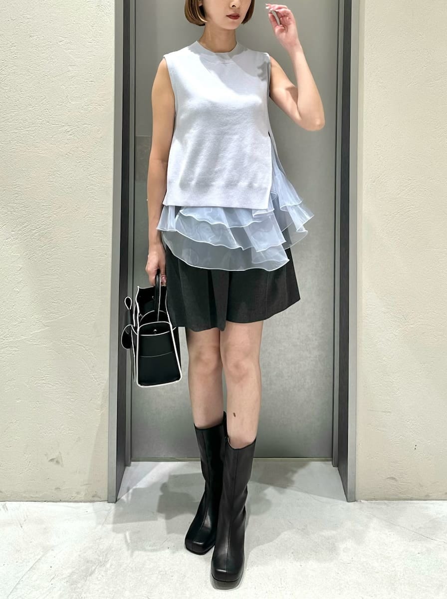 グレー系のその他パンツ、ブルー系のニット/セーターを着用したレディースの夏コーディネートの3枚目の写真
