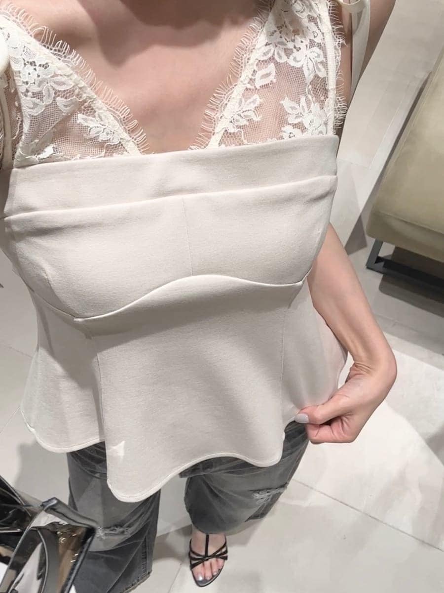 ブラック系のハンドバッグ、ブラック系のデニムパンツ、ベージュ系のその他トップスを着用したレディースの夏コーディネートの6枚目の写真