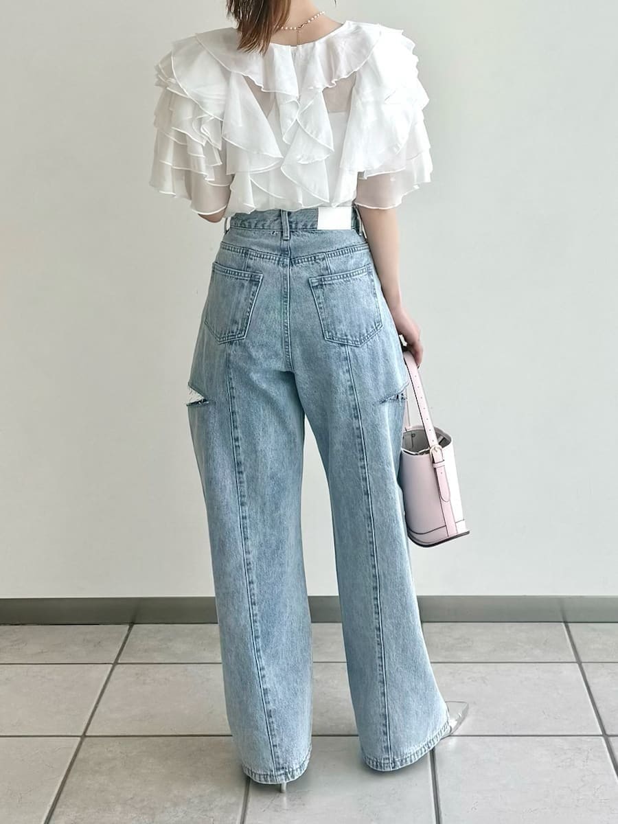 ベージュ系のトレンチコート、ブルー系のデニムパンツ、ホワイト系のシャツ/ブラウスを着用したレディースの冬コーディネートの5枚目の写真